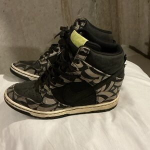 Women’s high top vintage Nike shoes